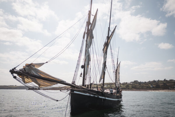 France, Bretagne, 2025-08. When the weather permits, the ship drops anchor and the crew launches the rowboat to explore the islands. Photographs by Jonathan Cathala / Collectif DR. France, Bretagne, 2025-08. Lorsque le temps le permet le navire jette l’encre et l’équipage met la chaloupe à la mer pour découvrir des îles. Photographies de Jonathan Cathala / Collectif DR.