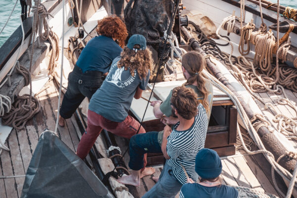 France, Bretagne, 2025-08. On board the Grayhound, maneuvers are performed manually and require teamwork. Photographs by Jonathan Cathala / Collectif DR. France, Bretagne, 2025-08. A bord du Grayhound les manoeuvres se font à la main et nécessitent un travail d'équipe. Photographies de Jonathan Cathala / Collectif DR.