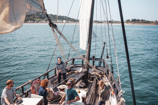 France, Bretagne, 2025-08. On board the Grayhound, maneuvers are performed manually and require teamwork. Photographs by Jonathan Cathala / Collectif DR. France, Bretagne, 2025-08. A bord du Grayhound les manoeuvres se font à la main et nécessitent un travail d'équipe. Photographies de Jonathan Cathala / Collectif DR.