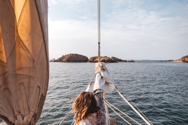 France, Bretagne, 2025-08. The Grayhound arrives at the Sept-Îles archipelago to anchor for the night. Photographs by Jonathan Cathala / Collectif DR. France, Bretagne, 2025-08. Le Grayhound arrive à l'archipel des Sept-Îles pour effectuer un mouillage pour la nuit. Photographies de Jonathan Cathala / Collectif DR.
