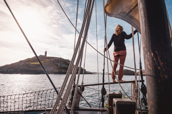France, Bretagne, 2025-08. The Grayhound arrives at the Sept-Îles archipelago to anchor for the night. Photographs by Jonathan Cathala / Collectif DR. France, Bretagne, 2025-08. Le Grayhound arrive à l'archipel des Sept-Îles pour effectuer un mouillage pour la nuit. Photographies de Jonathan Cathala / Collectif DR.