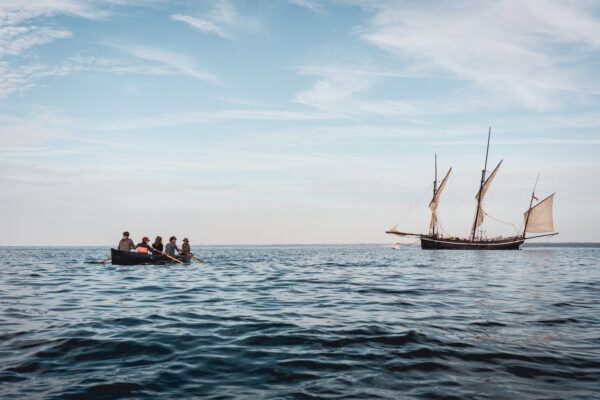 France, Bretagne, 2025-08. The crew heads down to the Sept-Îles archipelago to visit heritage sites and observe local wildlife.  Photographs by Jonathan Cathala / Collectif DR. France, Bretagne, 2025-08. L'équipage descend sur l'archipel des Sept-Îles pour visiter les vestiges patrimoniaux et observer la faune locale. Photographies de Jonathan Cathala / Collectif DR.