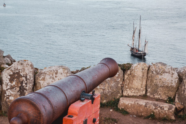 France, Bretagne, 2025-08. The crew heads down to the Sept-Îles archipelago to visit heritage sites and observe local wildlife.  Photographs by Jonathan Cathala / Collectif DR. France, Bretagne, 2025-08. L'équipage descend sur l'archipel des Sept-Îles pour visiter les vestiges patrimoniaux et observer la faune locale. Photographies de Jonathan Cathala / Collectif DR.