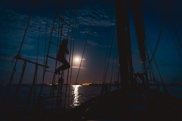France, Bretagne, 2025-08. Night falls on the Greyhound near the Sept-Îles archipelago.  Photographs by Jonathan Cathala / Collectif DR. France, Bretagne, 2025-08. La nuit tombe sur le Grayhound aux abords de l'archipel des Sept-Îles.  Photographies de Jonathan Cathala / Collectif DR.