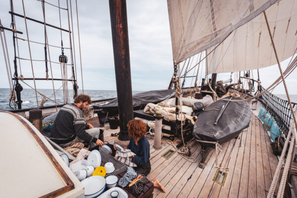 France, Bretagne, 2025-08. On board the Grayhound, daily tasks are shared among the entire crew. Photographs by Jonathan Cathala / Collectif DR. France, Bretagne, 2025-08. A bord du Grayhound les taches quotidiennes sont partagées par tout l'équipage. Photographies de Jonathan Cathala / Collectif DR.