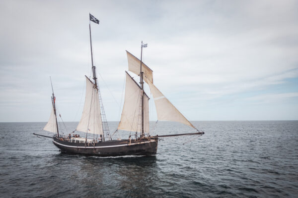 France, Bretagne, 2025-08. At sea, the Grayhound mainly sails, reaching speeds of up to 13 knots. Photographs by Jonathan Cathala / Collectif DR. France, Bretagne, 2025-08. En mer le Grayhoundnavigue majoritairement à la voile, pouvant atteindre une vitesse de 13 noeuds. Photographies de Jonathan Cathala / Collectif DR.