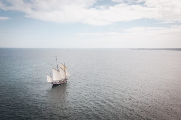 France, Bretagne, 2025-08. At sea, the Grayhound mainly sails, reaching speeds of up to 13 knots. Photographs by Jonathan Cathala / Collectif DR. France, Bretagne, 2025-08. En mer le Grayhoundnavigue majoritairement à la voile, pouvant atteindre une vitesse de 13 noeuds. Photographies de Jonathan Cathala / Collectif DR.