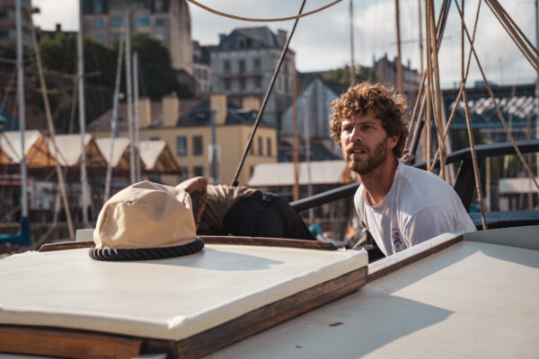 France, Bretagne, 2025-08. Alexis Blanc is one of the two captains aboard the Grayhound. He will command the boat from Douarnenez to Paimpol (Brittany). Photographs by Jonathan Cathala / Collectif DR. France, Bretagne, 2025-08. Alexis Blanc est un des deux capitaines à bord du Grayhound. Il commandera le bateau de Douarnenez à Paimpol (Bretagne). Photographies de Jonathan Cathala / Collectif DR.