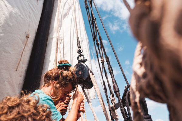 France, Bretagne, 2025-08. On board the Grayhound, maneuvers are performed manually and require teamwork. Photographs by Jonathan Cathala / Collectif DR. France, Bretagne, 2025-08. A bord du Grayhound les manoeuvres se font à la main et nécessitent un travail d'équipe. Photographies de Jonathan Cathala / Collectif DR.