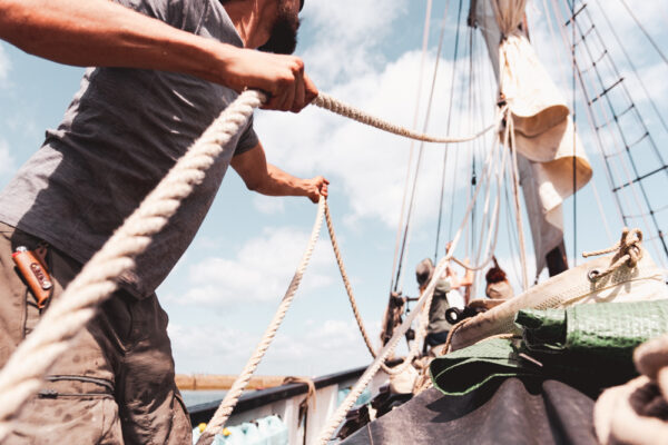 France, Bretagne, 2025-08. On board the Grayhound, maneuvers are performed manually and require teamwork. Photographs by Jonathan Cathala / Collectif DR. France, Bretagne, 2025-08. A bord du Grayhound les manoeuvres se font à la main et nécessitent un travail d'équipe. Photographies de Jonathan Cathala / Collectif DR.
