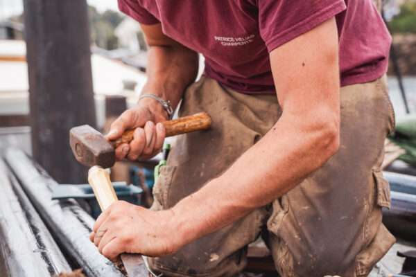 France, Bretagne, 2025-08. Repairs, cooking, cleaning—life aboard the Grayhound requires many skills. Photographs by Jonathan Cathala / Collectif DR. France, Bretagne, 2025-08. Réparations, cuisine, nettoyage, la vie à bord du Grayhound demande de nombreuses compétences. Photographies de Jonathan Cathala / Collectif DR.