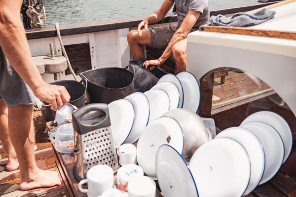 France, Bretagne, 2025-08. On board the Grayhound, daily tasks are shared among the entire crew. Photographs by Jonathan Cathala / Collectif DR. France, Bretagne, 2025-08. A bord du Grayhound les taches quotidiennes sont partagées par tout l'équipage. Photographies de Jonathan Cathala / Collectif DR.