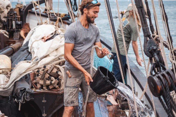 France, Bretagne, 2025-08. Repairs, cooking, cleaning—life aboard the Grayhound requires many skills. Photographs by Jonathan Cathala / Collectif DR. France, Bretagne, 2025-08. Réparations, cuisine, nettoyage, la vie à bord du Grayhound demande de nombreuses compétences. Photographies de Jonathan Cathala / Collectif DR.