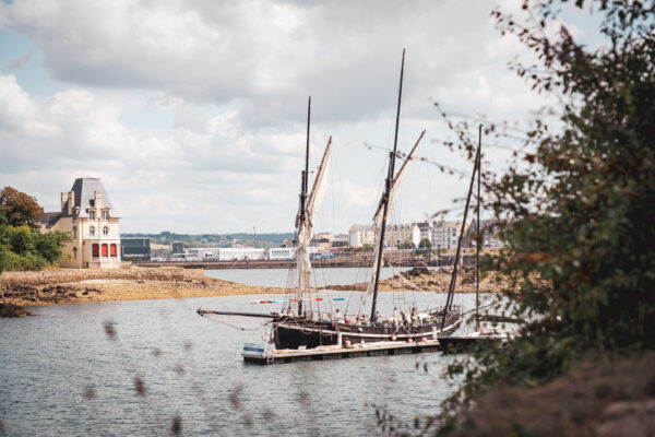 France, Bretagne, 2025-08. Departure from Douarnenez (French Brittany) bound for Amsterdam aboard the Grayhound, a replica of a 1776 customs ship. Photographs by Jonathan Cathala / Collectif DR. France, Bretagne, 2025-08. Départ de Douarnenez (Bretagne) direction Amsterdam pour le Grayhound, réplique d'un navire douanier de 1776. Photographies de Jonathan Cathala / Collectif DR.