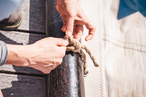 France, Bretagne, 2025-08. The boat requires constant maintenance. Before departure from Douarnenez, a complete check-up is carried out and any necessary parts are replaced.   Photographs by Jonathan Cathala / Collectif DR. France, Bretagne, 2025-08. L'entretien du bateau est permanent. Avant le départ de Douarnenez un check-up complet est réalisé et les pièces nécessaires sont changées.   Photographies de Jonathan Cathala / Collectif DR.