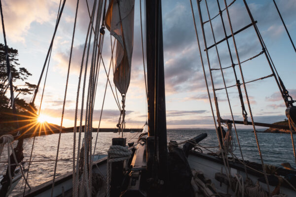 France, Bretagne, 2025-08. Sunset on the eve of departure from Douarnenez. Photographs by Jonathan Cathala / Collectif DR. France, Bretagne, 2025-08. Coucher de soleil la veille du départ de Douarnenez Photographies de Jonathan Cathala / Collectif DR.