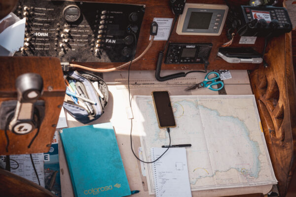 France, Bretagne, 2025-08. On board the Grayhound, there is no autopilot: we navigate using the most traditional methods. Photographs by Jonathan Cathala / Collectif DR. France, Bretagne, 2025-08. À bord du Grayhound, pas de pilote automatique : on navigue selon les méthodes les plus traditionnelles. Photographies de Jonathan Cathala / Collectif DR.