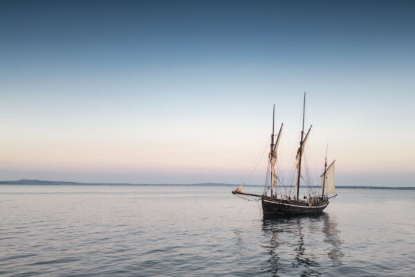 France, Bretagne, 2025-08. The Grayhound sailing ship, a replica of a 1776 boat, transports sea cargo in Brittany. Photographs by Jonathan Cathala / Collectif DR. France, Bretagne, 2025-08. La réplique du voilier Grayhound de 1776 transporte du fret maritime en Bretagne. Photographies de Jonathan Cathala / Collectif DR.