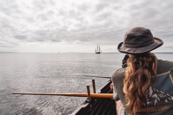 France, Bretagne, 2025-08. When the weather permits, the ship drops anchor and the crew launches the rowboat to explore the islands. Photographs by Jonathan Cathala / Collectif DR. France, Bretagne, 2025-08. Lorsque le temps le permet le navire jette l’encre et l’équipage met la chaloupe à la mer pour découvrir des îles. Photographies de Jonathan Cathala / Collectif DR.