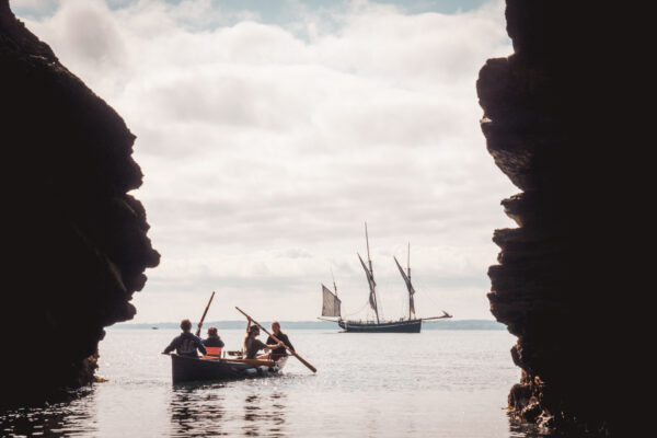 France, Bretagne, 2025-08. When the weather permits, the ship drops anchor and the crew launches the rowboat to explore the islands. Photographs by Jonathan Cathala / Collectif DR. France, Bretagne, 2025-08. Lorsque le temps le permet le navire jette l’encre et l’équipage met la chaloupe à la mer pour découvrir des îles. Photographies de Jonathan Cathala / Collectif DR.