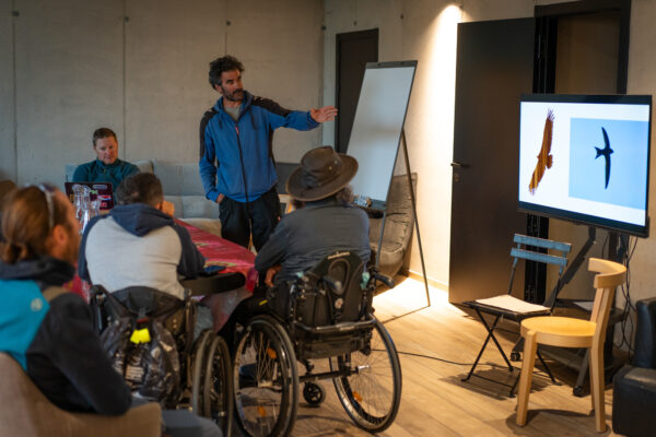 France - Targasonne - 2024-09-05 - Stage de parapente en fauteuil roulant. Xavier Deville donne des cours de parapente et sensibilise sur les oiseaux que l'on peut cotoyer en vol. Photographies de Jonathan Cathala / Collectif DR -- France - Targasonne - 2024-09-05 - Paragliding course for wheelchair users. Xavier Deville gives paragliding lessons and raises awareness of the birds that can be seen in flight. Photographs by Jonathan Cathala / Collectif DR