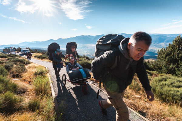 France - Targasonne - 2024-09-05 - Stage de parapente en fauteuil roulant. Les derniers mètres pour atteindre le décollage sont souvent les plus compliquées d'accès. Les autres stagiaires et moniteurs aident les parapentistes à accéder au décollage. Photographies de Jonathan Cathala / Collectif DR -- France - Targasonne - 2024-09-05 - Paragliding course for wheelchair users. The last few metres to the take-off are often the most difficult to access. The other trainees and instructors help the paragliders get to the take-off. Photographs by Jonathan Cathala / Collectif DR