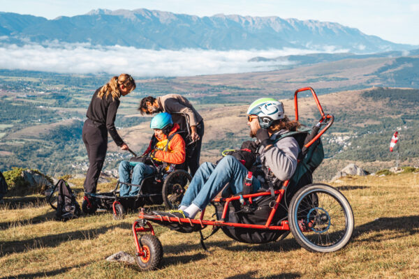 France - Targasonne - 2024-09-05 - Stage de parapente en fauteuil roulant. Alexandre Chevallier attend que les conditions soient bonnes pour voler en parapente.  Photographies de Jonathan Cathala / Collectif DR -- France - Targasonne - 2024-09-05 - Paragliding course for wheelchair users. Alexandre Chevallier is waiting to take off. Photographs by Jonathan Cathala / Collectif DR