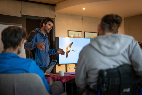 France - Targasonne - 2024-09-05 - Stage de parapente en fauteuil roulant. Xavier Deville donne des cours de parapente et sensibilise sur les oiseaux que l'on peut cotoyer en vol. Photographies de Jonathan Cathala / Collectif DR -- France - Targasonne - 2024-09-05 - Paragliding course for wheelchair users. Xavier Deville gives paragliding lessons and raises awareness of the birds that can be seen in flight. Photographs by Jonathan Cathala / Collectif DR
