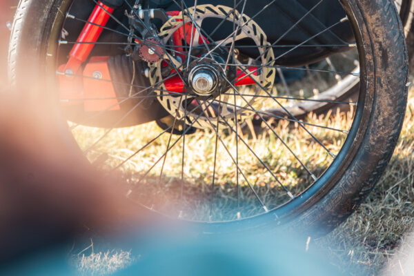 France - Targasonne - 2024-09-05 - Stage de parapente en fauteuil roulant. Les fauteuils sont équipés de freins si le décollage doit être annulé au dernier moment. Photographies de Jonathan Cathala / Collectif DR -- France - Targasonne - 2024-09-05 - Paragliding course for wheelchair users. The wheelchairs are fitted with brakes if take-off has to be cancelled at the last minute. Photographs by Jonathan Cathala / Collectif DR