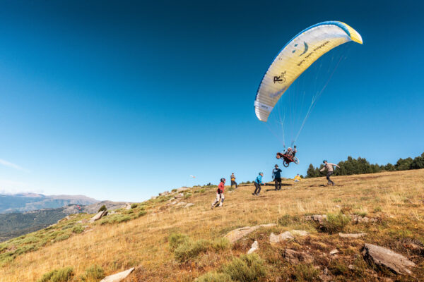 France - Targasonne - 2024-09-05 - Stage de parapente en fauteuil roulant. Alexandre Chevallier décolle en parapente. Photographies de Jonathan Cathala / Collectif DR -- France - Targasonne - 2024-09-05 - Paragliding course for wheelchair users. Alexandre Chevallier takes off. Photographs by Jonathan Cathala / Collectif DR