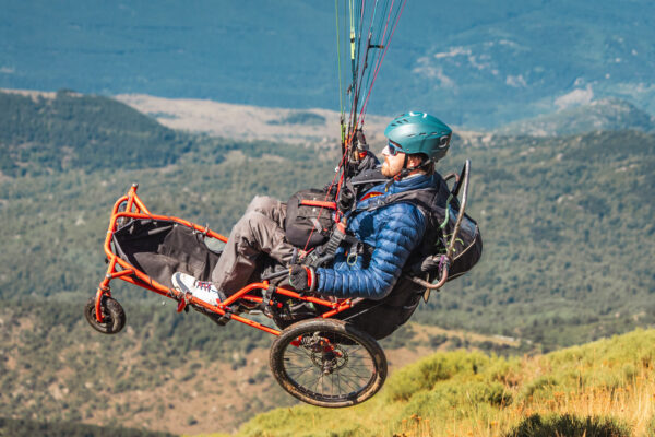 France - Targasonne - 2024-09-05 - Stage de parapente en fauteuil roulant. Charles Bonnin en vol dans son fauteuil. Photographies de Jonathan Cathala / Collectif DR -- France - Targasonne - 2024-09-05 - Paragliding course for wheelchair users. Charles Bonnin flying. Photographs by Jonathan Cathala / Collectif DR