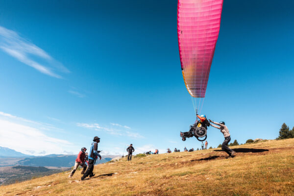 France - Targasonne - 2024-09-05 - Stage de parapente en fauteuil roulant. Sébastien Leroy se prépare et décolle en parapente. Photographies de Jonathan Cathala / Collectif DR -- France - Targasonne - 2024-09-05 - Paragliding course for wheelchair users. Sébastien Leroy takes off. Photographs by Jonathan Cathala / Collectif DR