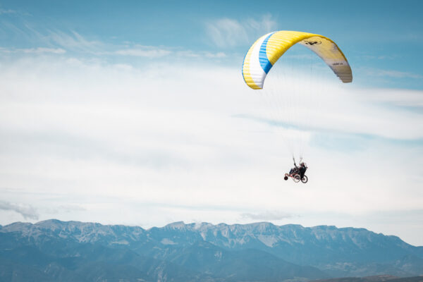 France - Targasonne - 2024-09-05 - Stage de parapente en fauteuil roulant. Alexandre Chevallier vole dans le ciel des Pyrénées avec son fauteuil. Photographies de Jonathan Cathala / Collectif DR -- France - Targasonne - 2024-09-05 - Paragliding course for wheelchair users. Alexandre Chevallier flies over the Pyrenees with his wheelchair. Photographs by Jonathan Cathala / Collectif DR