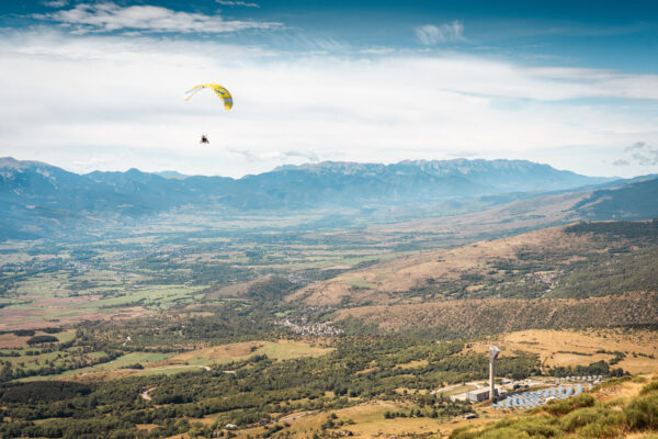 France - Targasonne - 2024-09-05 - Stage de parapente en fauteuil roulant. Alexandre Chevallier vole dans le ciel des Pyrénées avec son fauteuil. Photographies de Jonathan Cathala / Collectif DR -- France - Targasonne - 2024-09-05 - Paragliding course for wheelchair users. Alexandre Chevallier flies over the Pyrenees with his wheelchair. Photographs by Jonathan Cathala / Collectif DR