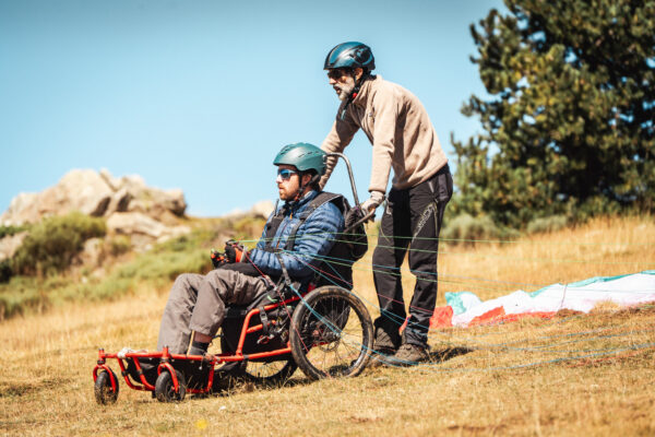 France - Targasonne - 2024-09-05 - Stage de parapente en fauteuil roulant. Charles Bonnin sur les phtoos. Photographies de Jonathan Cathala / Collectif DR -- France - Targasonne - 2024-09-05 - Paragliding course for wheelchair users. Charles Bonnin. Photographs by Jonathan Cathala / Collectif DR