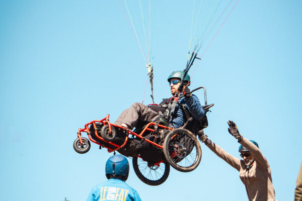 France - Targasonne - 2024-09-05 - Stage de parapente en fauteuil roulant. Charles Bonnin sur les phtoos. Photographies de Jonathan Cathala / Collectif DR -- France - Targasonne - 2024-09-05 - Paragliding course for wheelchair users. Charles Bonnin. Photographs by Jonathan Cathala / Collectif DR