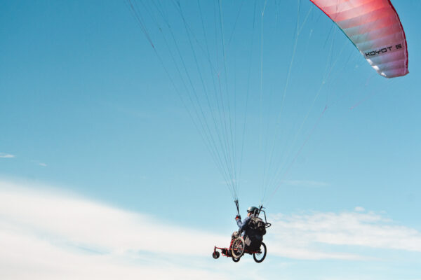 France - Targasonne - 2024-09-05 - Stage de parapente en fauteuil roulant. Charles Bonnin sur les phtoos. Photographies de Jonathan Cathala / Collectif DR -- France - Targasonne - 2024-09-05 - Paragliding course for wheelchair users. Charles Bonnin. Photographs by Jonathan Cathala / Collectif DR