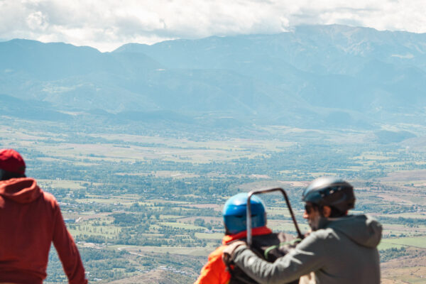 France - Targasonne - 2024-09-05 - Stage de parapente en fauteuil roulant. L'observation est très importante pour apprendre. Oiseaux, parapentes, mouvement des arbres sont autant d'informations utiles pour préparer son vol. Photographies de Jonathan Cathala / Collectif DR -- France - Targasonne - 2024-09-05 - Paragliding course for wheelchair users. Observation is a very important part of learning. Birds, paragliders and the movement of trees are all useful information for preparing your flight. Photographs by Jonathan Cathala / Collectif DR