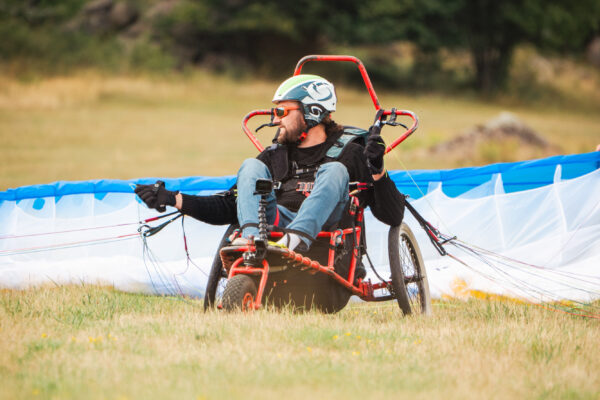 France - Targasonne - 2024-09-05 - Stage de parapente en fauteuil roulant. Sur des pentes pus douces les parapentistes et les pousseurs s'entrainent mutuellement pour créer une équipe de confiance pour pouvoir réaliser des décollages en sécurité. Photographies de Jonathan Cathala / Collectif DR -- France - Targasonne - 2024-09-05 - Paragliding course for wheelchair users. On gentler slopes, paragliders and pushers train each other to create a trusting team for safe take-offs. Photographs by Jonathan Cathala / Collectif DR