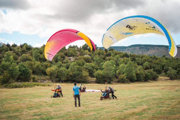 France - Targasonne - 2024-09-05 - Stage de parapente en fauteuil roulant. Sur des pentes pus douces les parapentistes et les pousseurs s'entrainent mutuellement pour créer une équipe de confiance pour pouvoir réaliser des décollages en sécurité. Photographies de Jonathan Cathala / Collectif DR -- France - Targasonne - 2024-09-05 - Paragliding course for wheelchair users. On gentler slopes, paragliders and pushers train each other to create a trusting team for safe take-offs. Photographs by Jonathan Cathala / Collectif DR