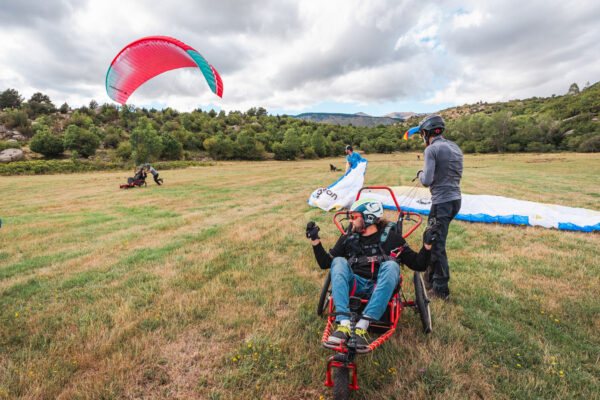 France - Targasonne - 2024-09-05 - Stage de parapente en fauteuil roulant. Sur des pentes pus douces les parapentistes et les pousseurs s'entrainent mutuellement pour créer une équipe de confiance pour pouvoir réaliser des décollages en sécurité. Photographies de Jonathan Cathala / Collectif DR -- France - Targasonne - 2024-09-05 - Paragliding course for wheelchair users. On gentler slopes, paragliders and pushers train each other to create a trusting team for safe take-offs. Photographs by Jonathan Cathala / Collectif DR