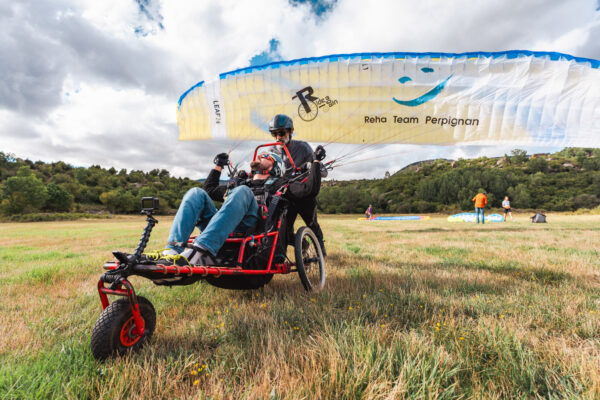 France - Targasonne - 2024-09-05 - Stage de parapente en fauteuil roulant. Sur des pentes pus douces les parapentistes et les pousseurs s'entrainent mutuellement pour créer une équipe de confiance pour pouvoir réaliser des décollages en sécurité. Photographies de Jonathan Cathala / Collectif DR -- France - Targasonne - 2024-09-05 - Paragliding course for wheelchair users. On gentler slopes, paragliders and pushers train each other to create a trusting team for safe take-offs. Photographs by Jonathan Cathala / Collectif DR